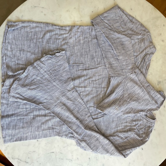 3/$15 Black White long Sleeve Top, M/L - Picture 3 of 4